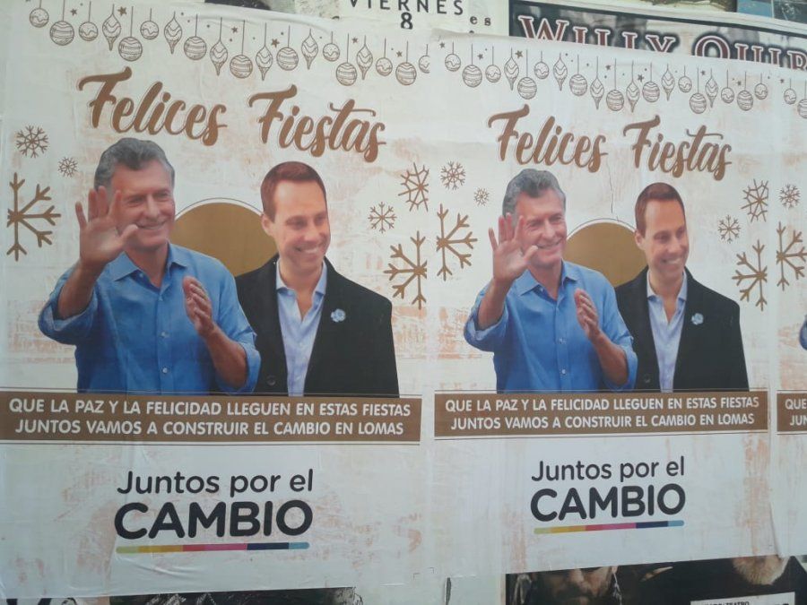 Los carteles truchos de Viñuales con Macri.