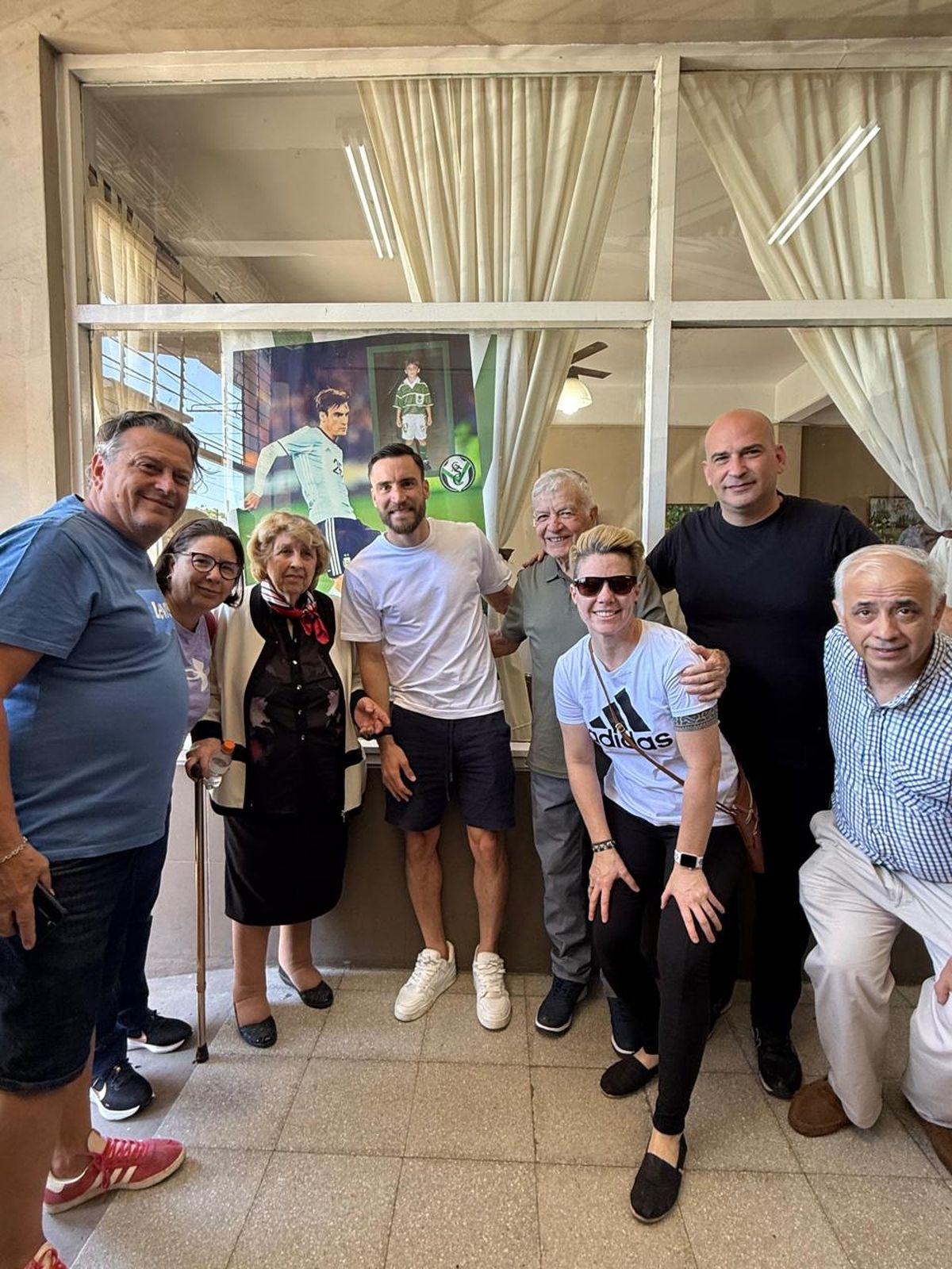 Nicolás Tagliafico volvió a su club de Almirante Brown y lo declararon ciudadano ilustre