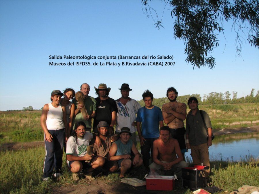 Paleontología. Marcelo Riveros en una expedición junto al equipo de Ciencias Naturales del ISFD Nº 35 de Monte Grande. 