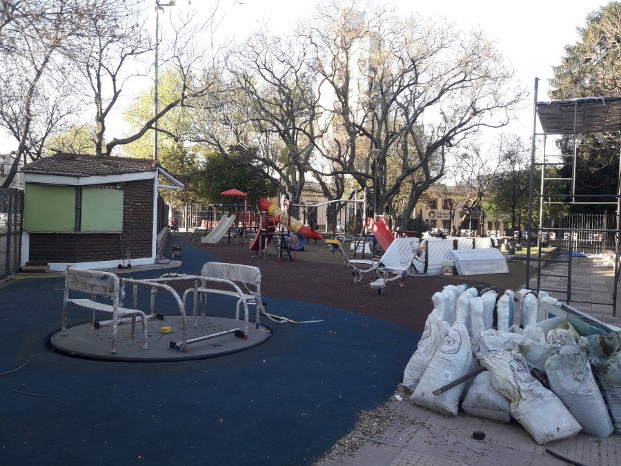 Obras en la zona de juegos de la Plaza Grigera.