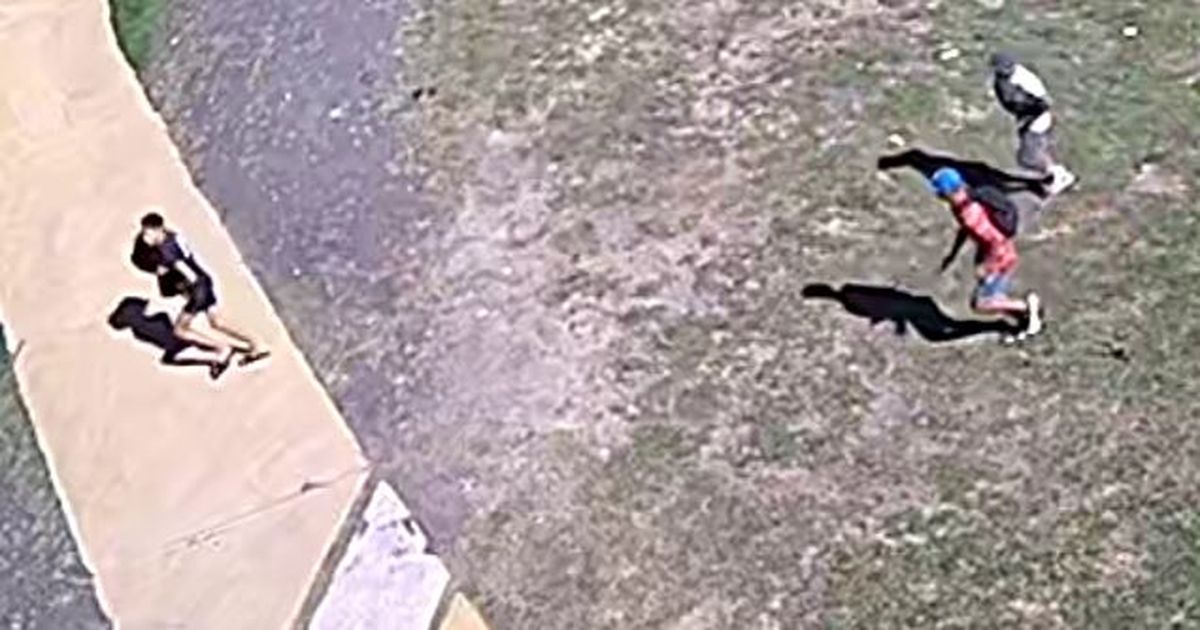 La imagen de los tres delincuentes que perpetraron el robo. El de remera roja quedó detenido.