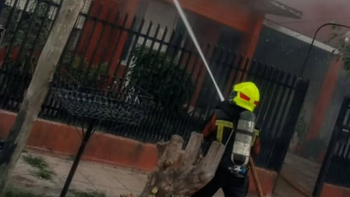 Monte Grande: dos dotaciones de Bomberos trabajaron en el incendio de una casa