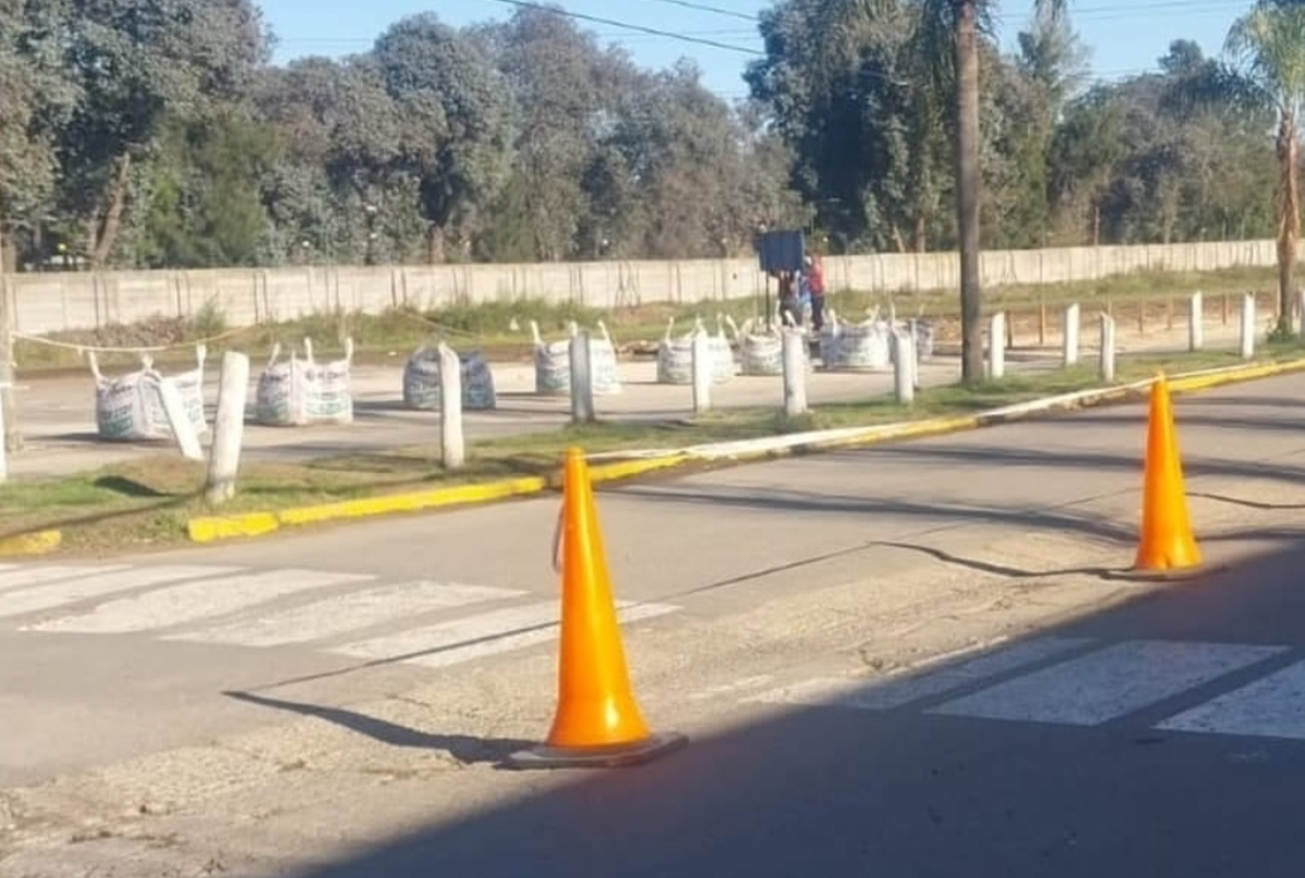 Los obstáculos habrían sido instalados por una constructora que quiere desarrollar un proyecto inmobiliario frente a Grilli Canning.