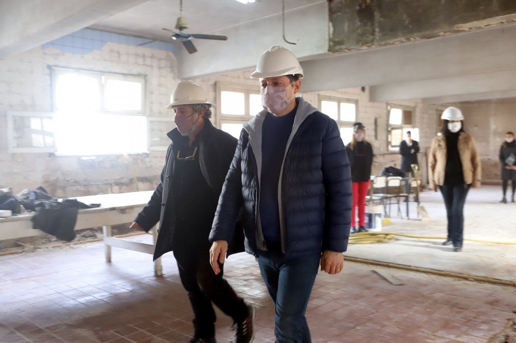 Obras. El intendente de Esteban Echeverr&iacute;a recorri&oacute; la escuela junto a la directora.&nbsp;