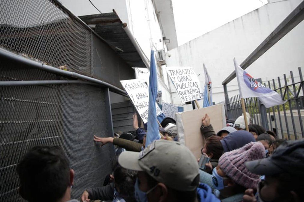 Manifestantes intentan ingresar a la Municipalidad de Lomas de Zamora.
