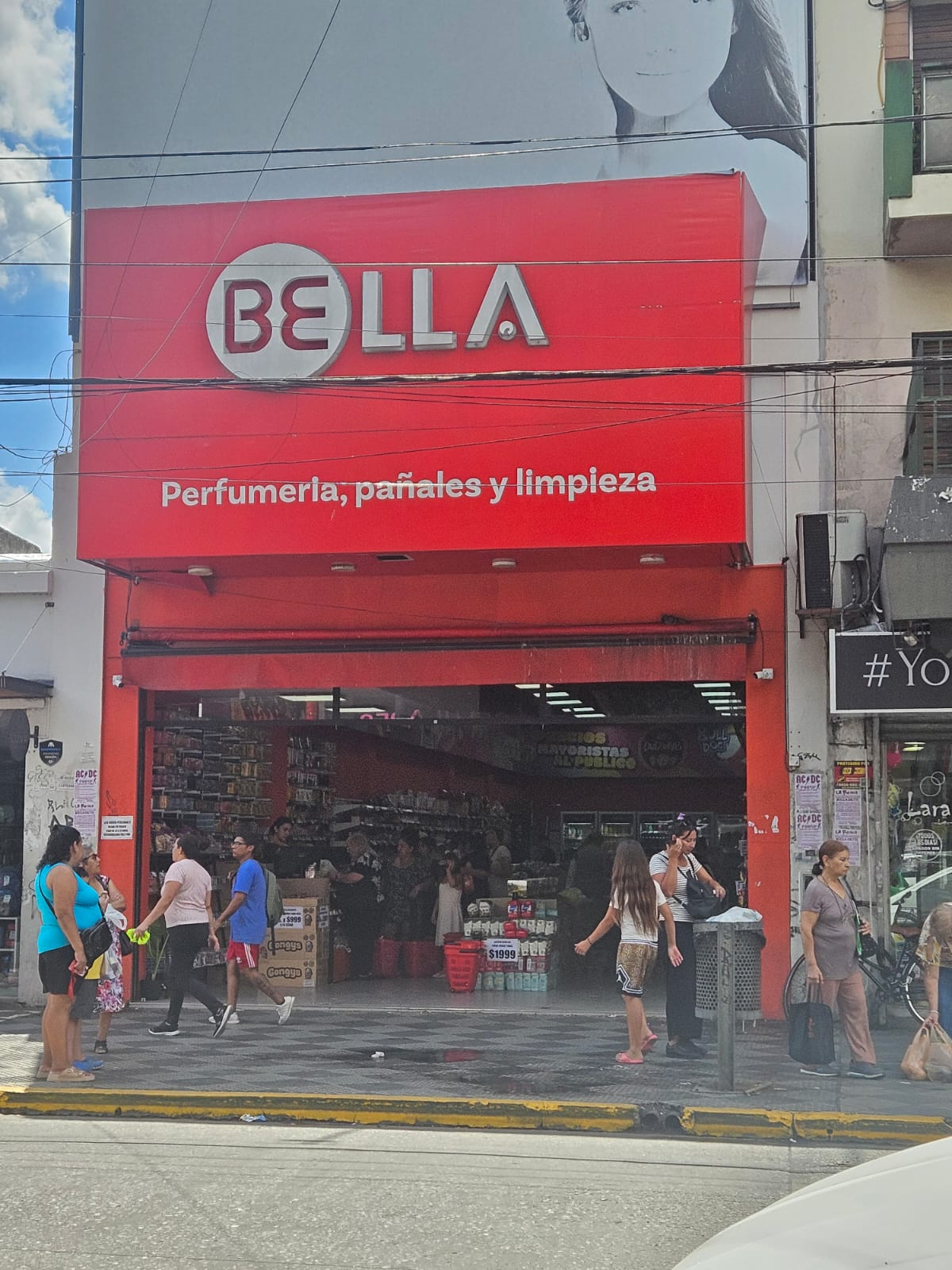 Donde funcionaba la perfumería Bella ahora hay un mayorista de golosinas.