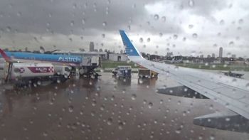 Alerta roja en el Aeropuerto de Ezeiza por el temporal: vuelos demorados y desviados