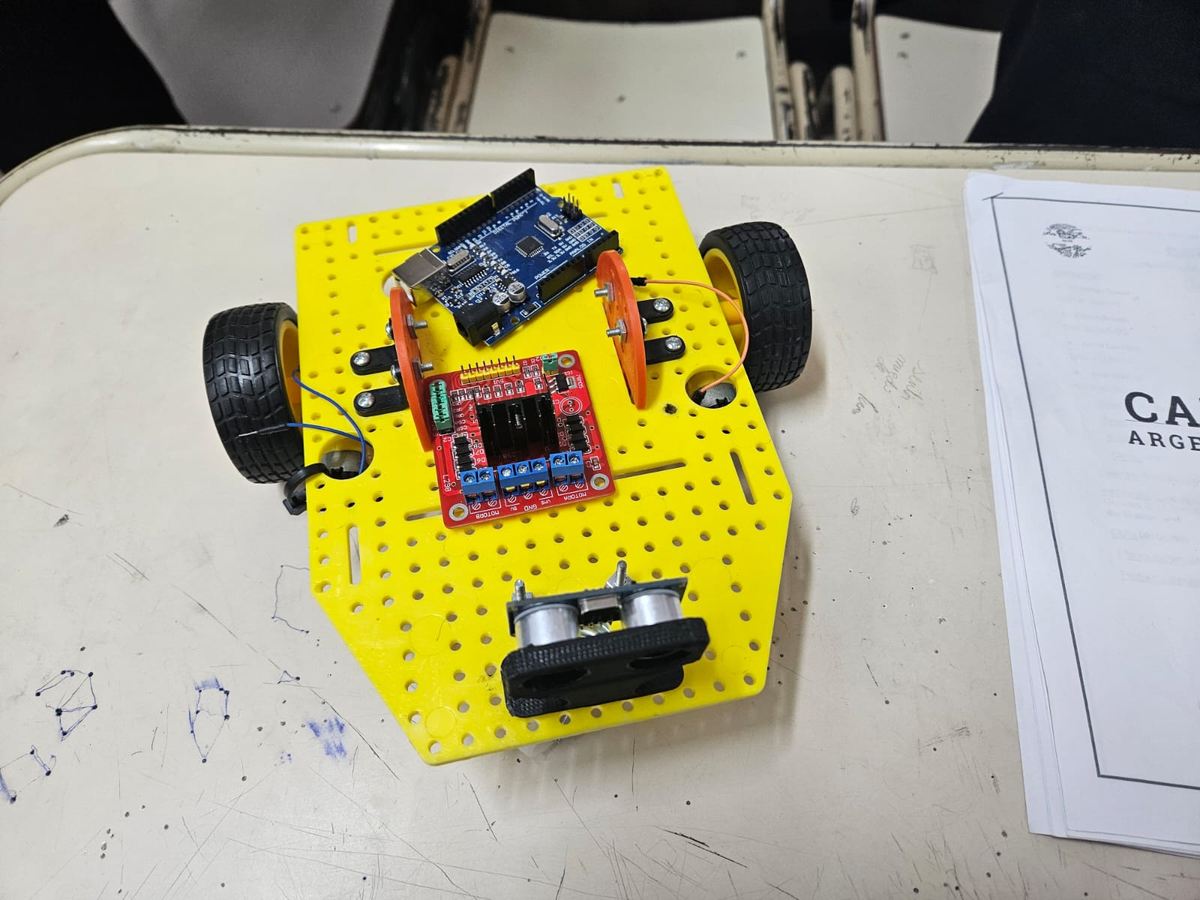 Un grupo de estudiantes trabaja en la creaci&oacute;n de una m&aacute;quina de cortar el pasto aut&oacute;noma.&nbsp;
