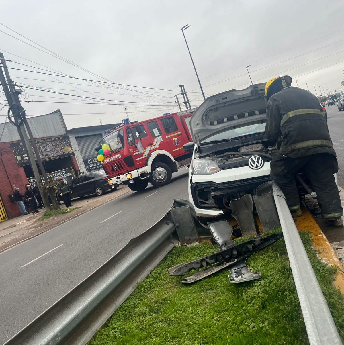 El veh&iacute;culo qued&oacute; visiblemente afectado. Gentileza: Bomberos Voluntarios de Almirante Brown.&nbsp;
