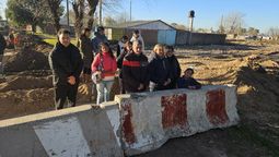 vecinos desesperados en guernica: sus casas quedaron en medio de la obra de la autopista presidente peron