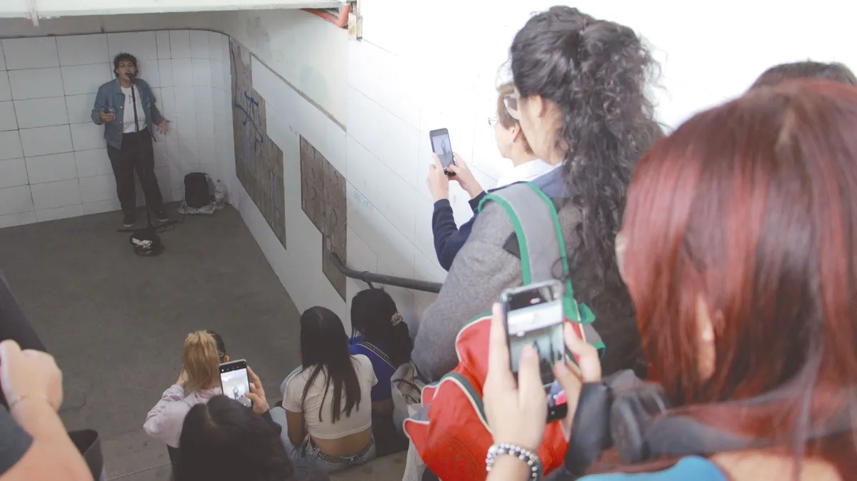 La cantante iba a la estación de Banfield y cautivaba a todos con su voz. 