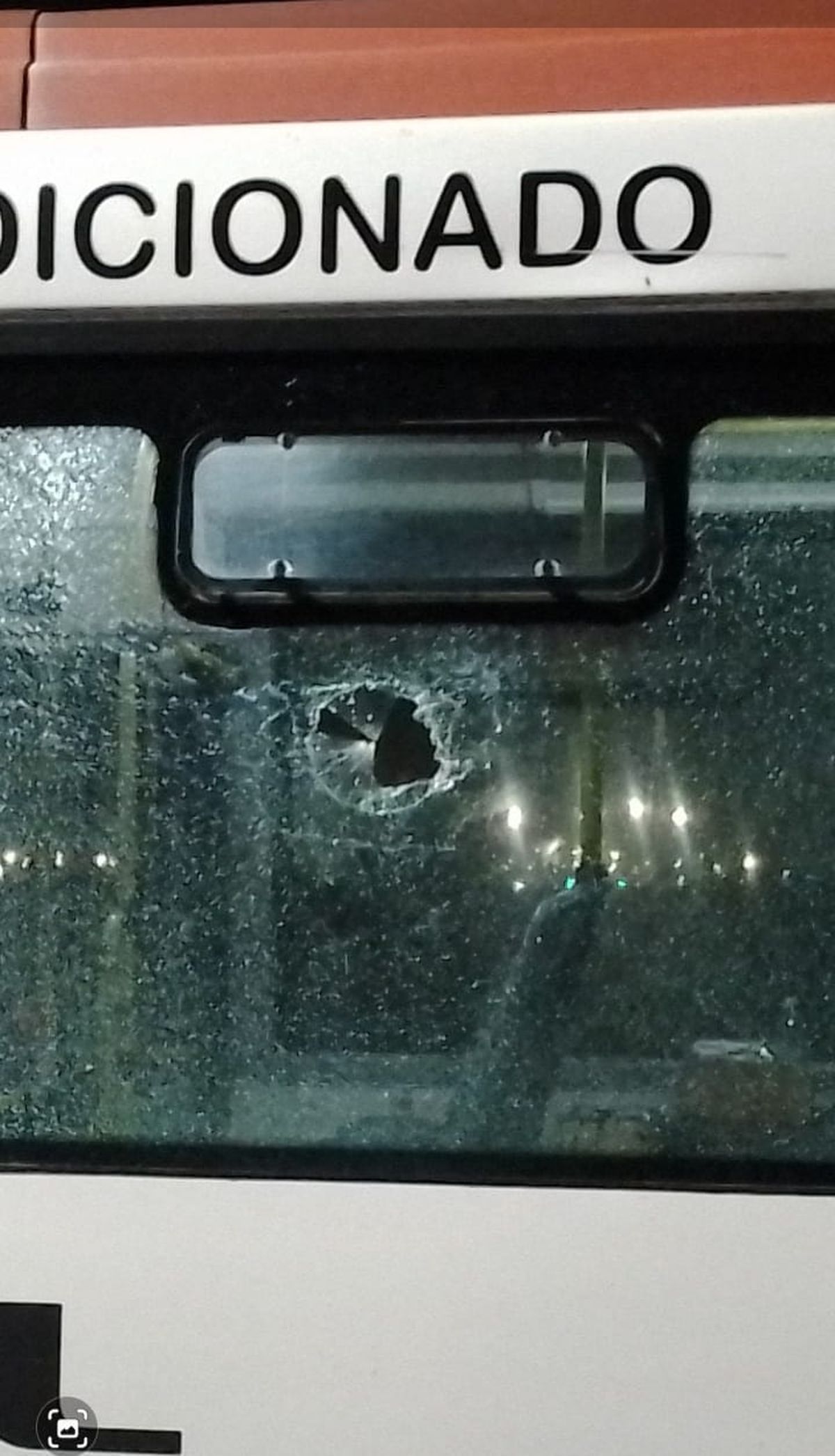 Atacaron a piedrazos a un colectivo de la 306 en Lomas: hay una lesionada