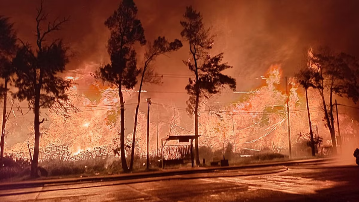 El incendio ocurrió en la noche de este martes, frente al Golf Club, en 9 de Abril, Esteban Echeverría.