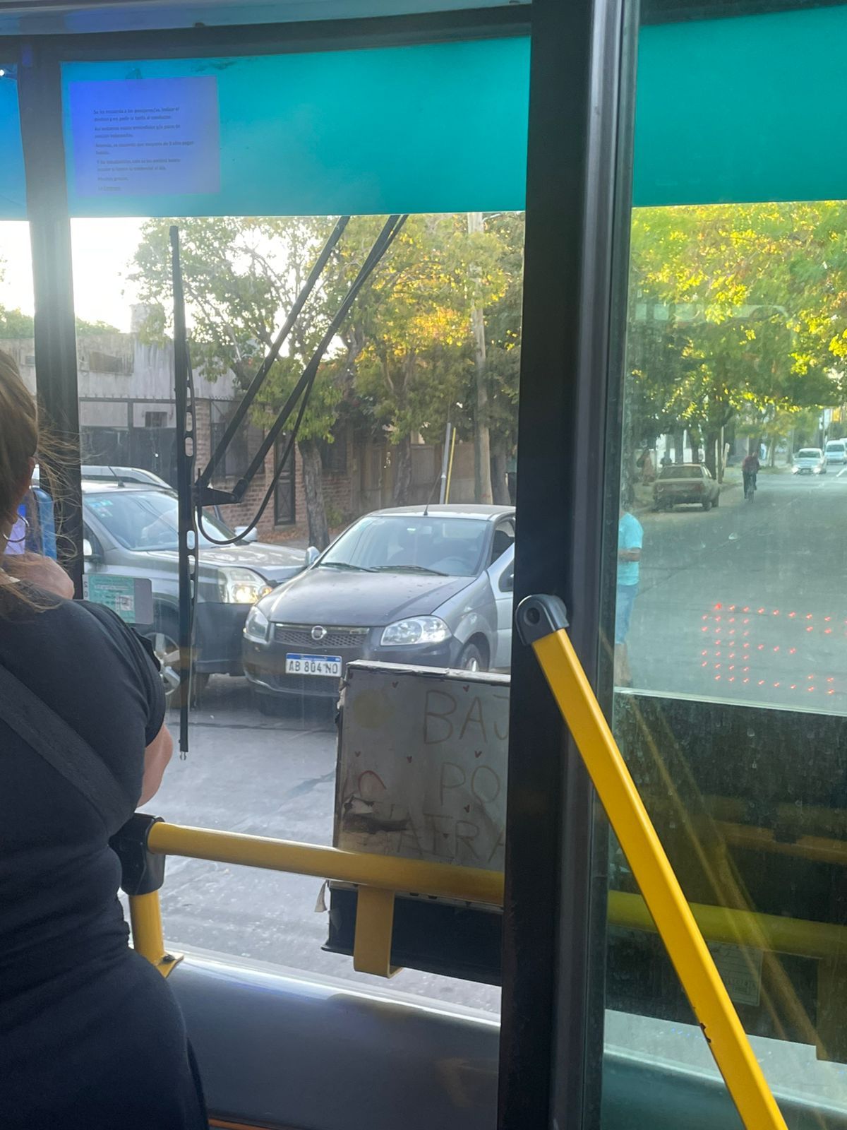 Choque entre dos autos en la intersección de Fox y Mendiondo, en Luis Guillón, durante la mañana.