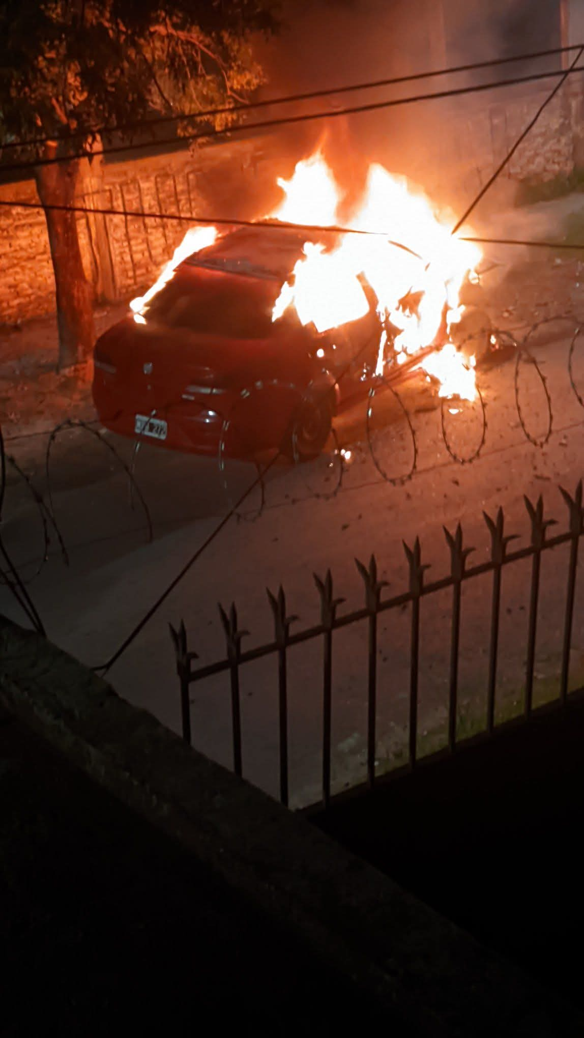 El fuego arrasó con el auto en Lomas de Zamora.