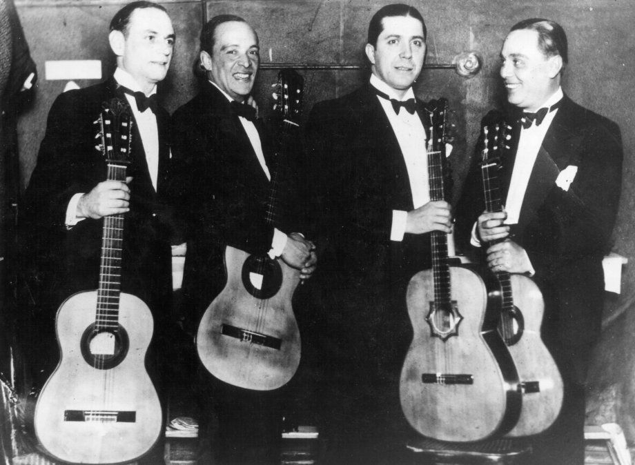 Carlos Gardel y sus guitarristas.