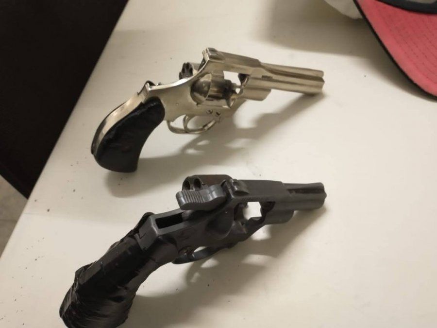 Armas de fuego incautadas a los detenidos.