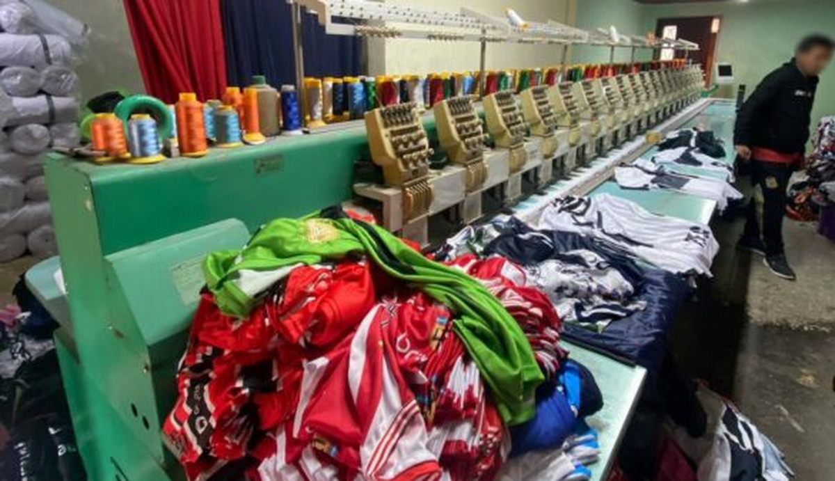 Uno de los talleres clandestinos donde se confeccionaba ropa para La Salada.
