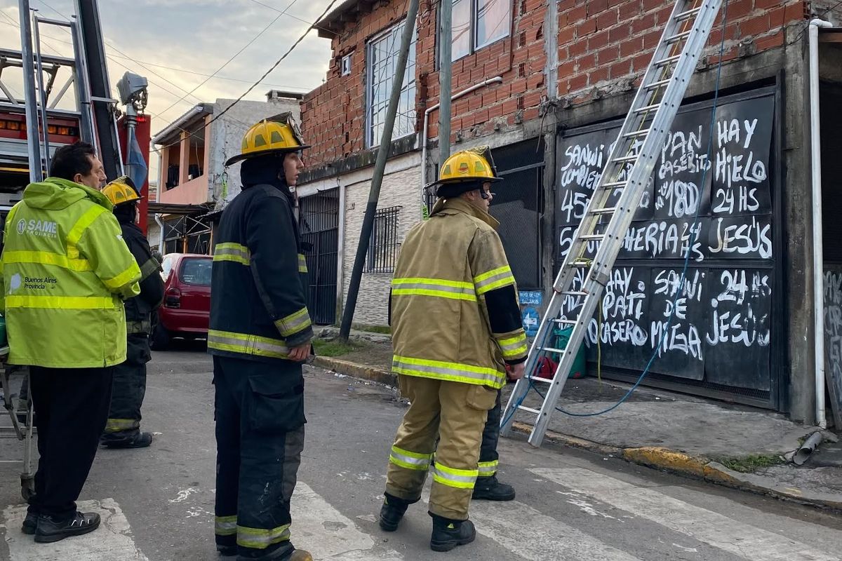 El equipo de rescatistas que ayudó al vecino en Lanús. 