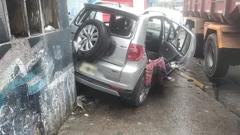 Violento accidente en Lomas de Zamora: rescataron a dos personas atrapadas tras un choque