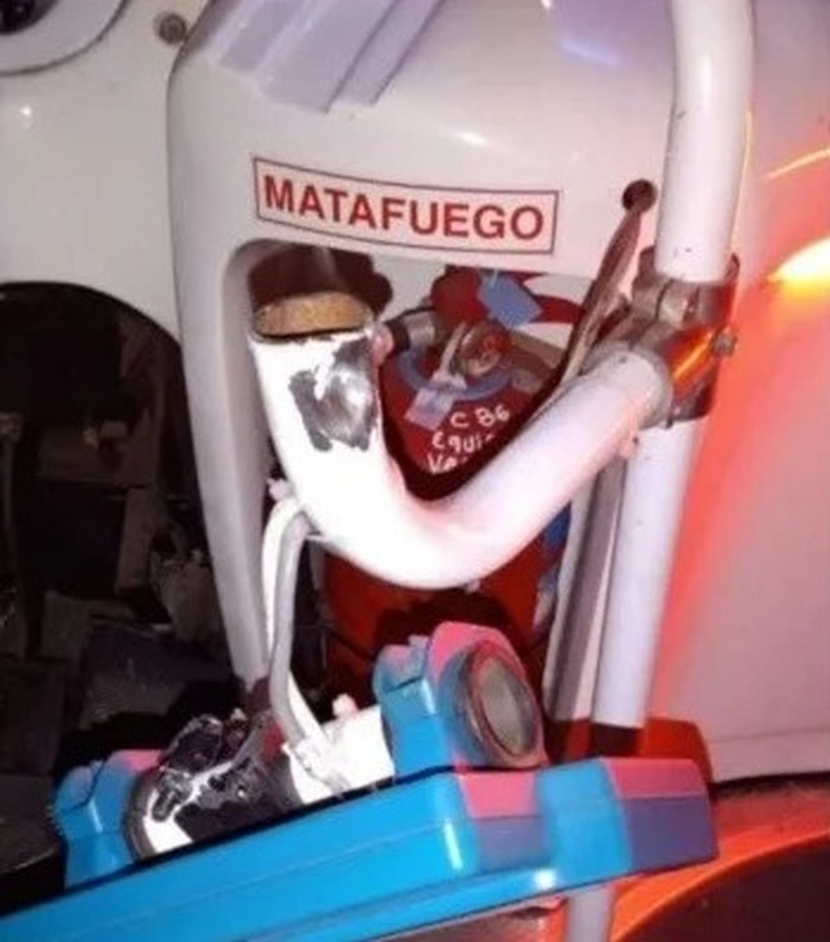 Así quedó el matafuego del colectivo atacado en Lanús.