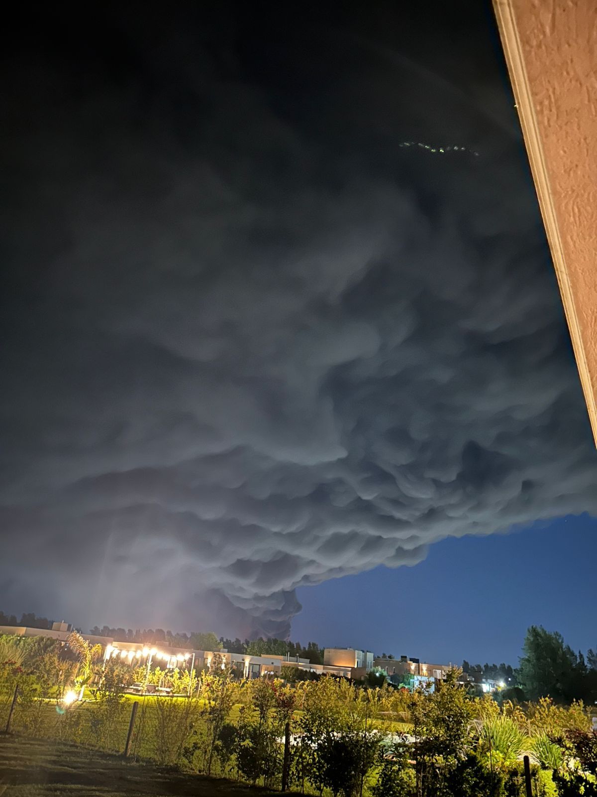 La densa nube generada por la explosión y el incendio podría llegar a San Vicente y Cañuelas.