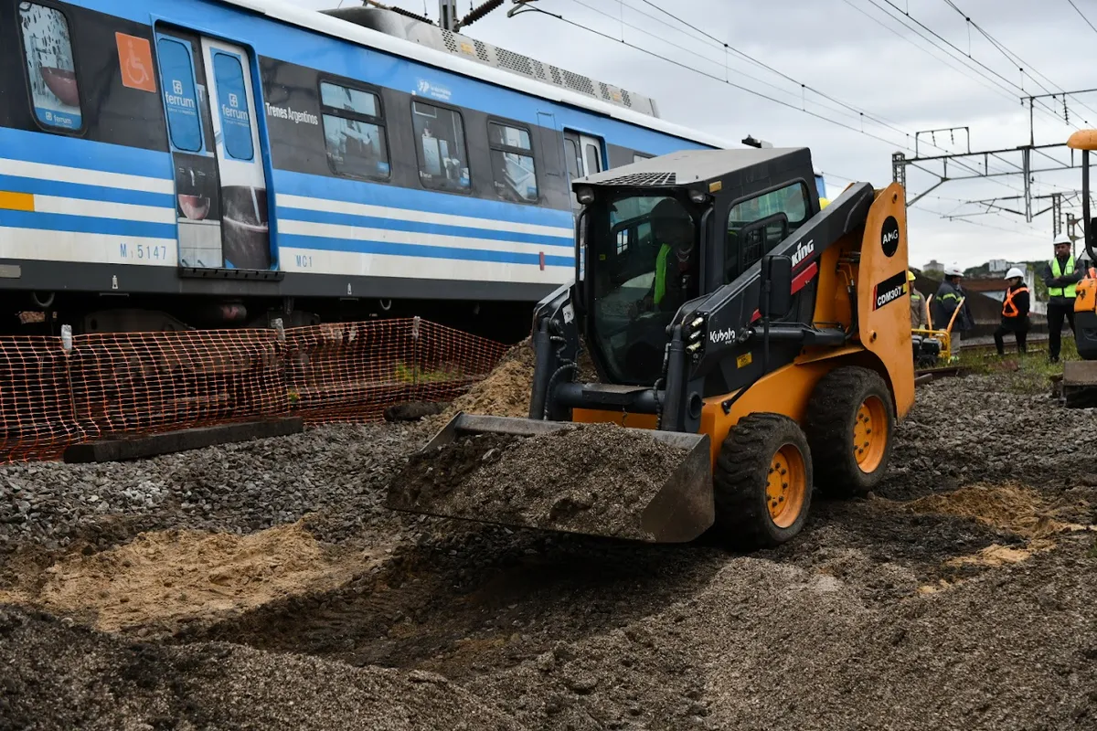 Trenes Argentinos Infraestructura (ADIF) adjudicó la licitación para renovar las vías en los tramos Temperley – Burzaco y Turdera – Llavallol del Tren Roca. Trenes Argentinos Infraestructura (ADIF) adjudicó la licitación para renovar las vías en los tramos Temperley – Burzaco y Turdera – Llavallol del Tren Roca.