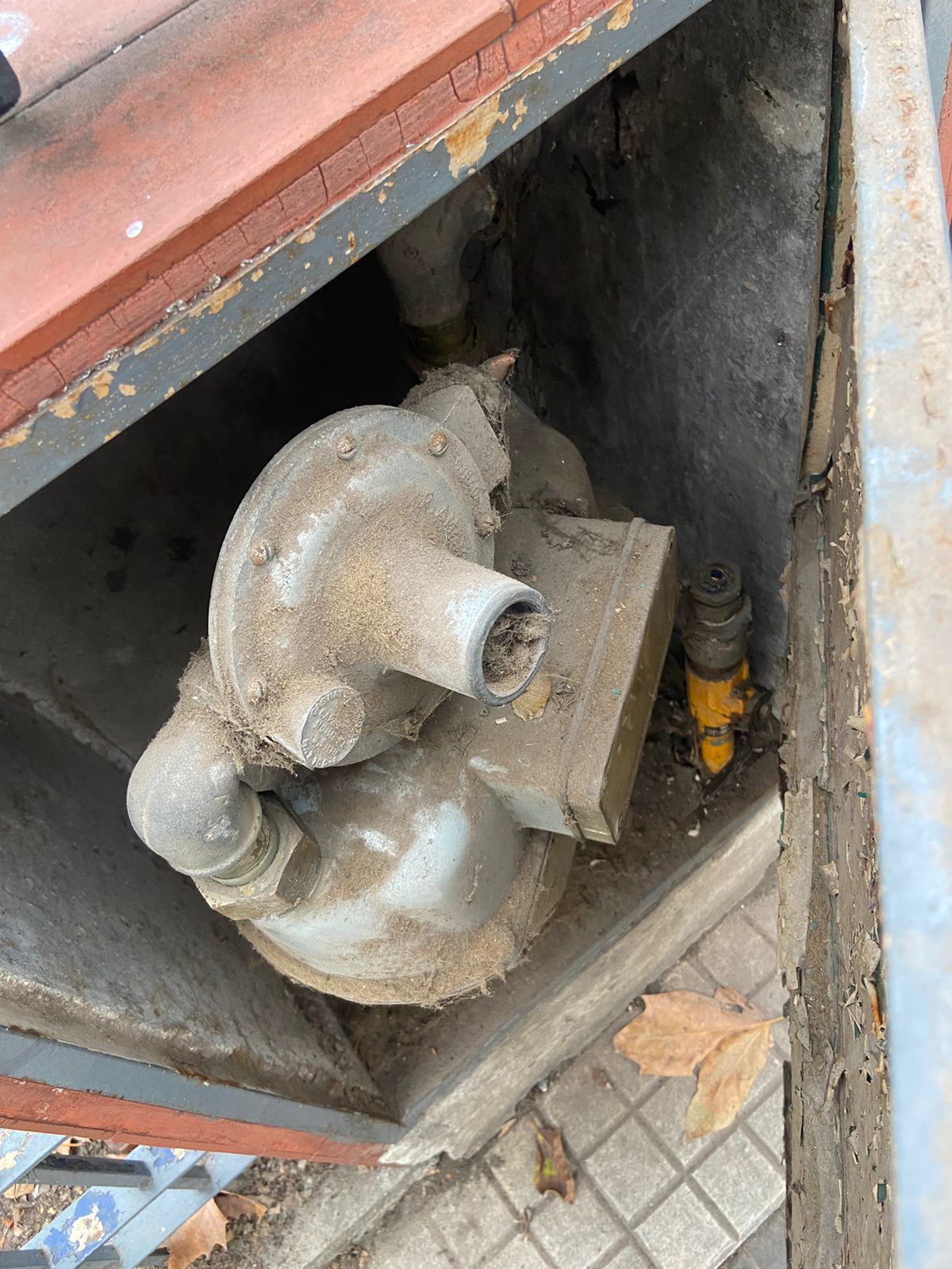 Así quedaron los medidores en la calle Cardeza, en el centro de Monte Grande.
