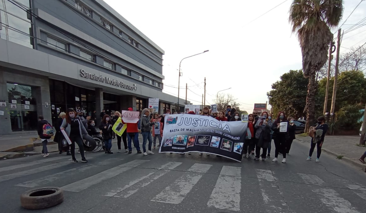 Manifestación contra el Sanatorio Burzaco: denuncian mala atención y falencias