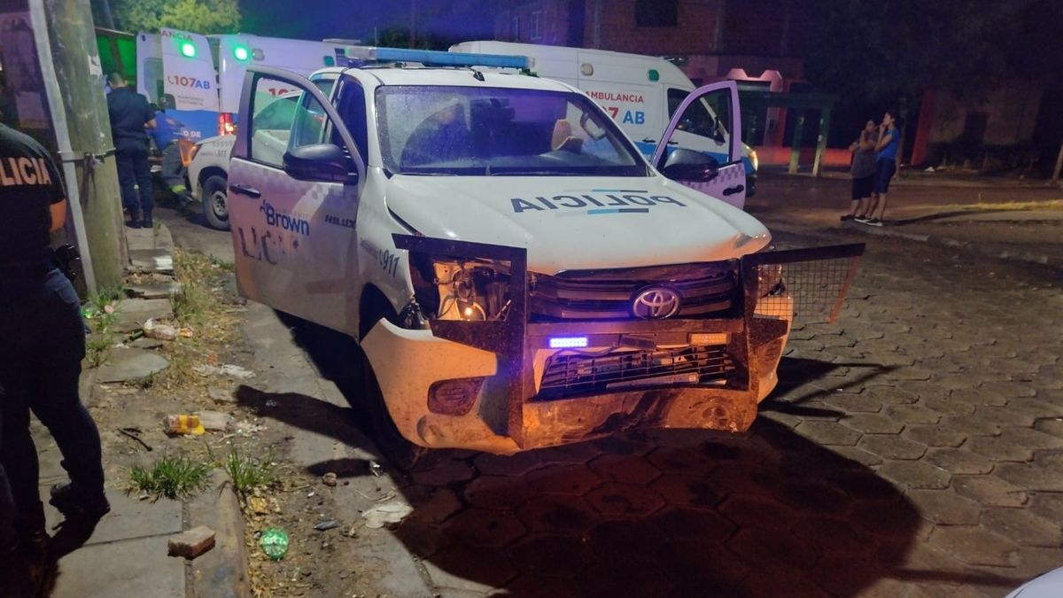 Fuerte choque entre un patrullero y un auto en Almirante Brown: seis heridos