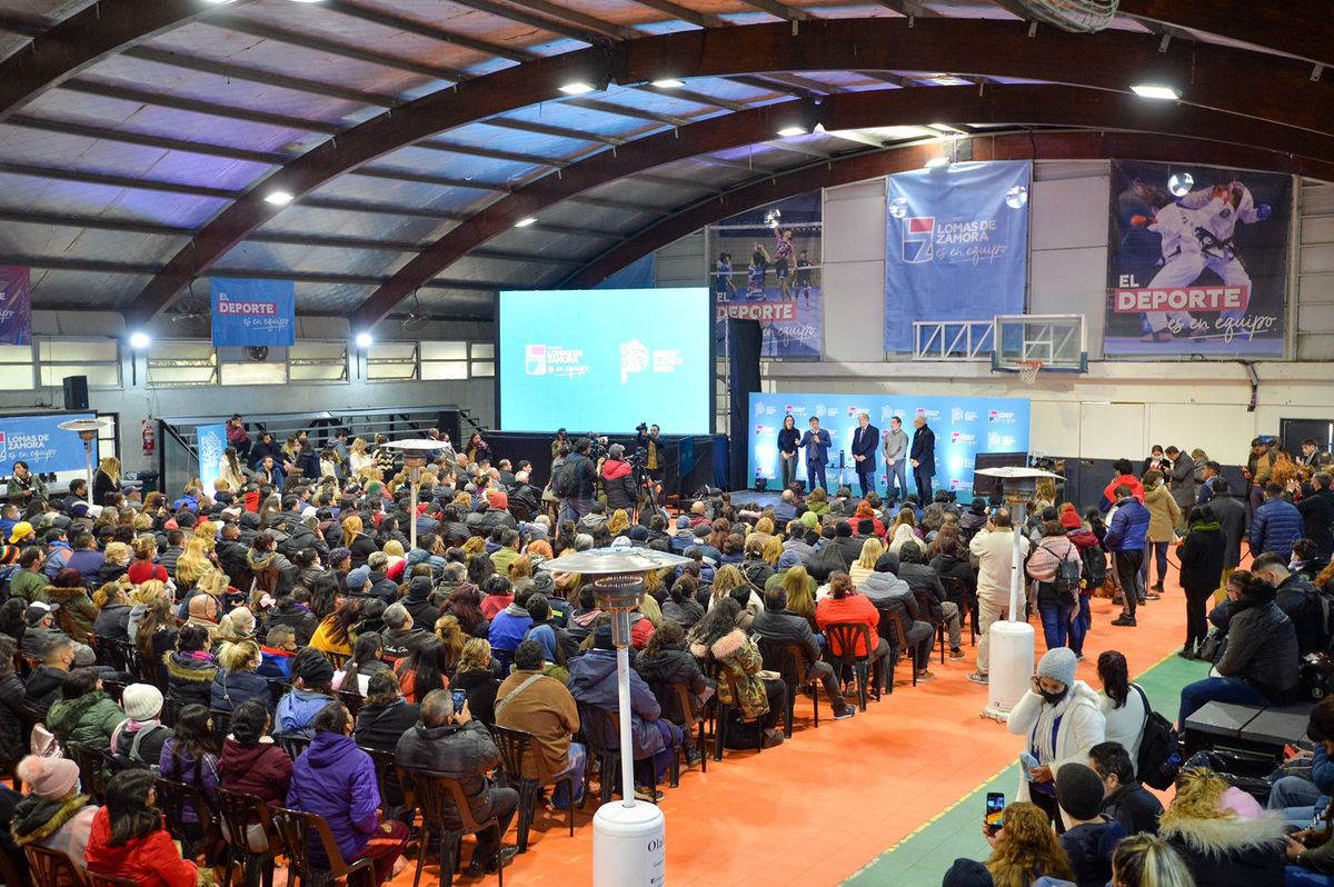 Axel Kicillof y Mart&iacute;n Insaurralde inauguraron una escuela especial en Temperley y entregaron escrituras a vecinos de Lomas de Zamora.