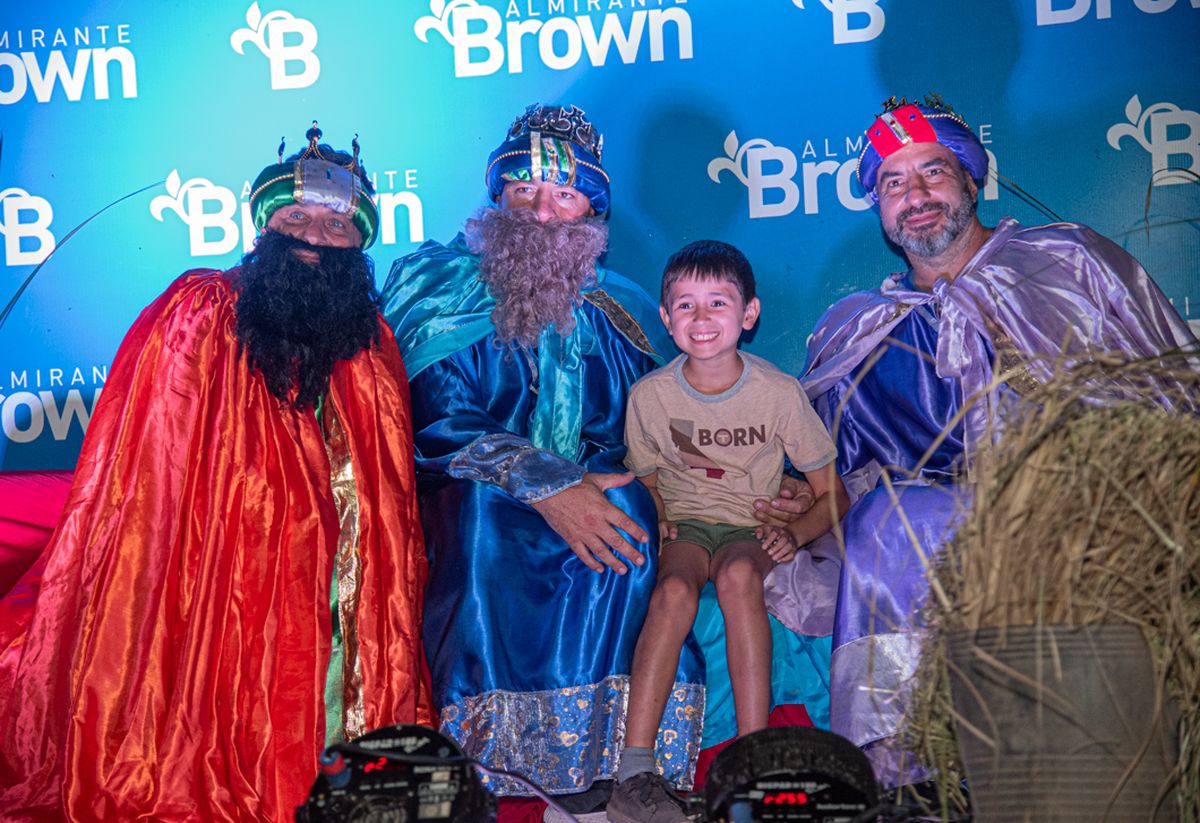 Los más chicos se acercaron a sacarse fotos con los Reyes Magos. Los más chicos se acercaron a sacarse fotos con los Reyes Magos.