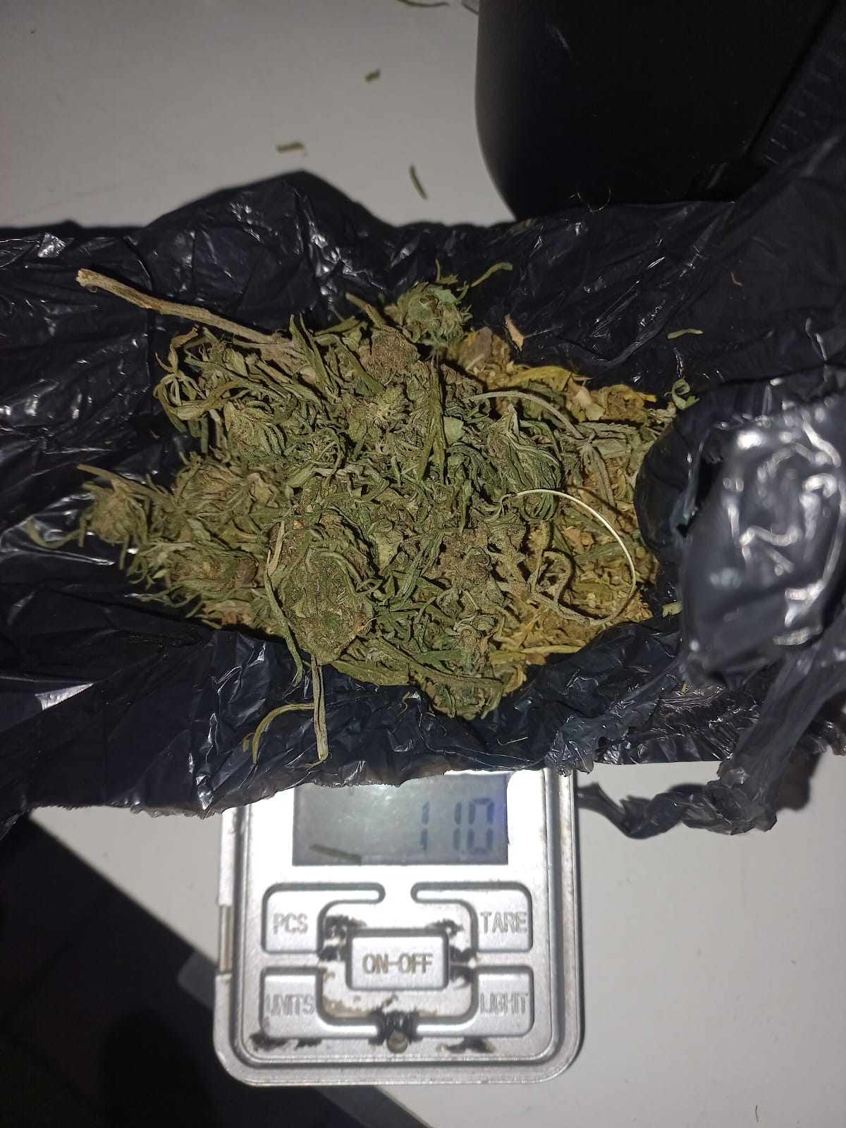 Un hombre de 40 años llevaba marihuana entre sus ropas.