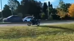 intento huir de un control en lobos y termino despedido tras un choque