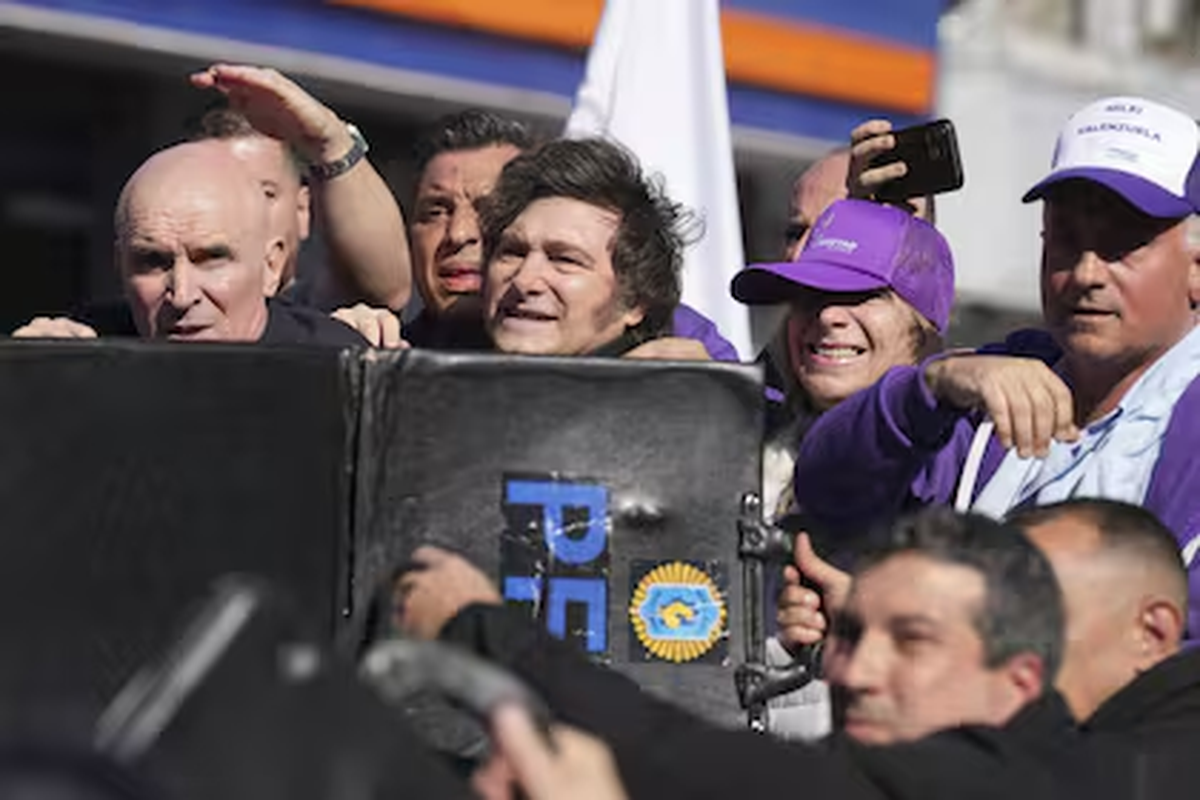 En su comunicado, Kicillof retomó los incidentes ocurridos en Lomas de Zamora durante una caravana de Milei.