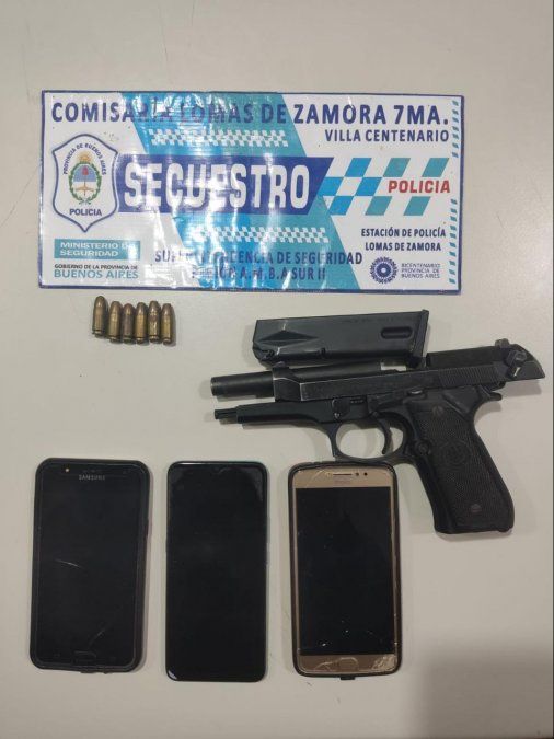 Pistola semiautomática y celulares incautados tras el robo en Lomas de Zamora.
