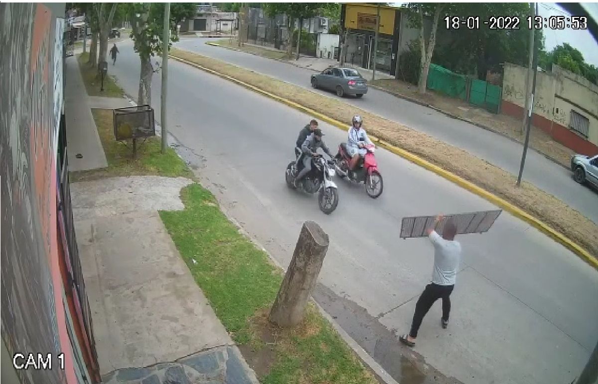 San Vicente: comerciante detuvo con una reja a delincuentes que habían robado una moto