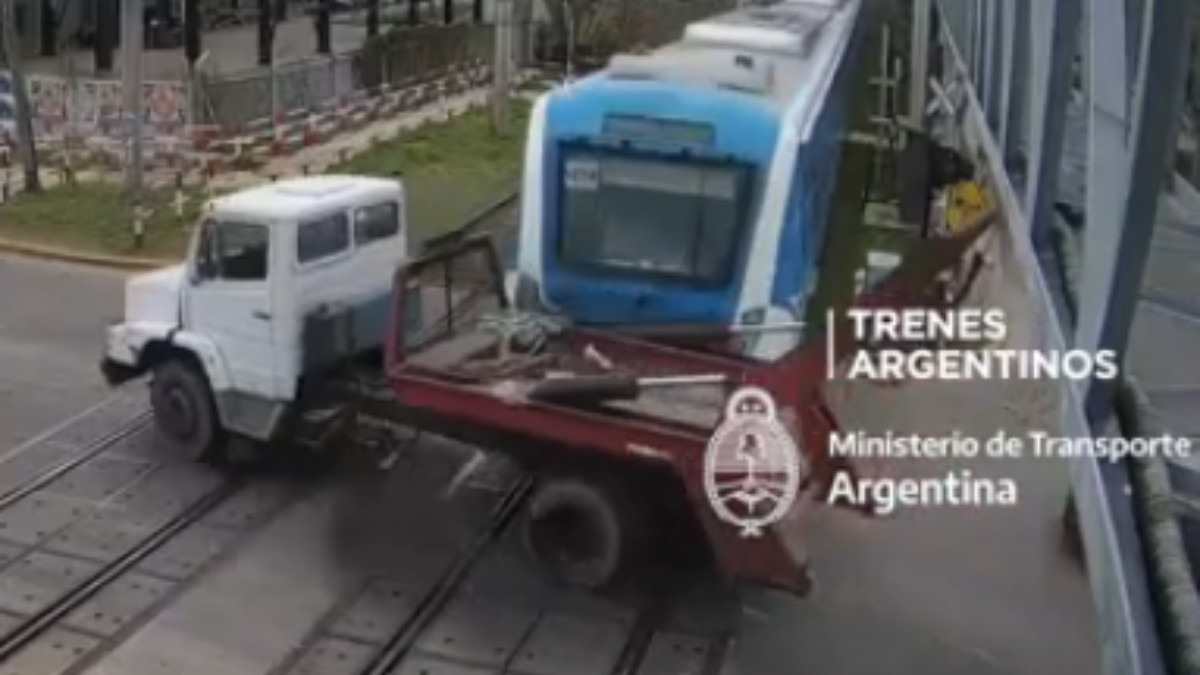 Video terrible choque de una formación del Tren Roca con un camión