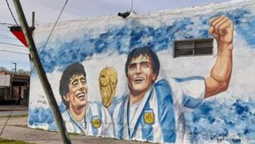 burzaco: homenajearon a maradona y al negro enrique con un mural
