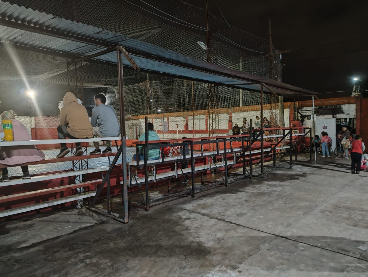Una de las mejoras del Club de Monte Grande fue techar las tribunas.