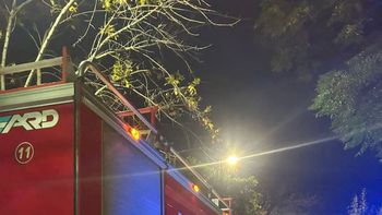 Fuerte incendio en Llavallol: las llamas alcanzaron el altillo de una vivienda