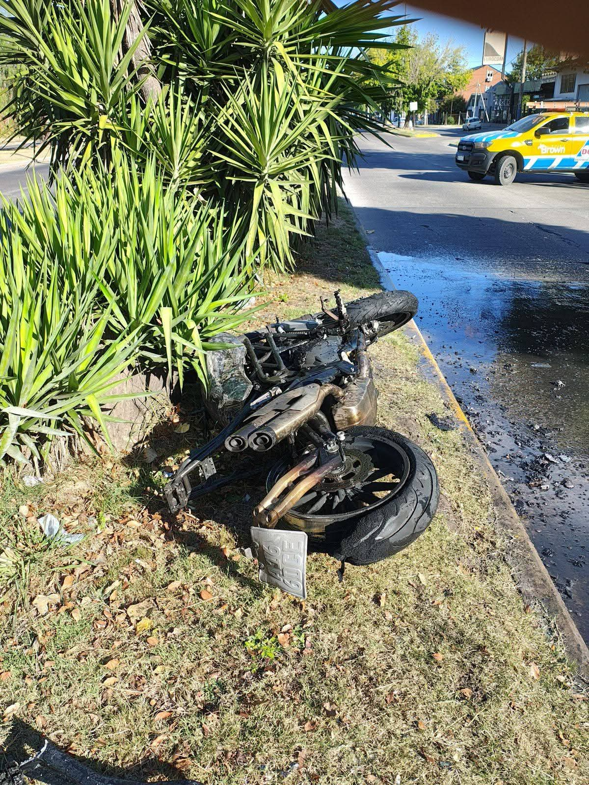 La moto quedó consumida por el fuego. 