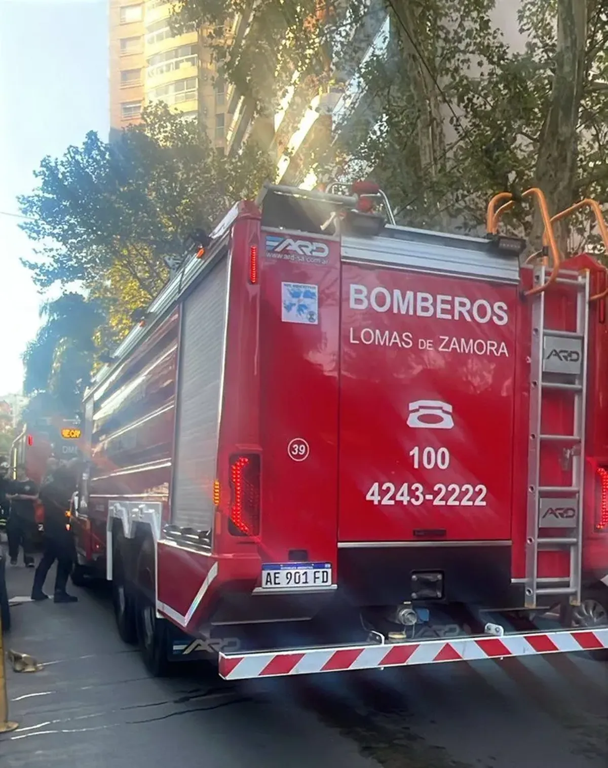 Bomberos trabajaron en un edificio de España al 300, en la zona de Las Lomitas, donde se produjo un principio de incendio. Bomberos trabajaron en un edificio de España al 300, en la zona de Las Lomitas, donde se produjo un principio de incendio.