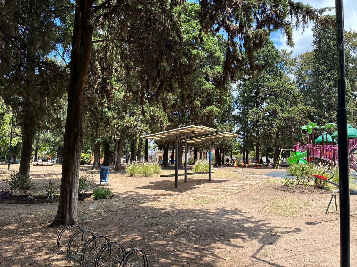 Vecinas y vecinos disfrutan todo el día del espacio recreativo del Parque de Lomas, un punto de encuentro clave para el verano y las actividades al aire libre.
