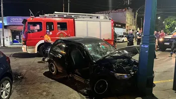 Fuerte choque en Temperley: rescataron a un conductor atrapado tras chocar contra un poste