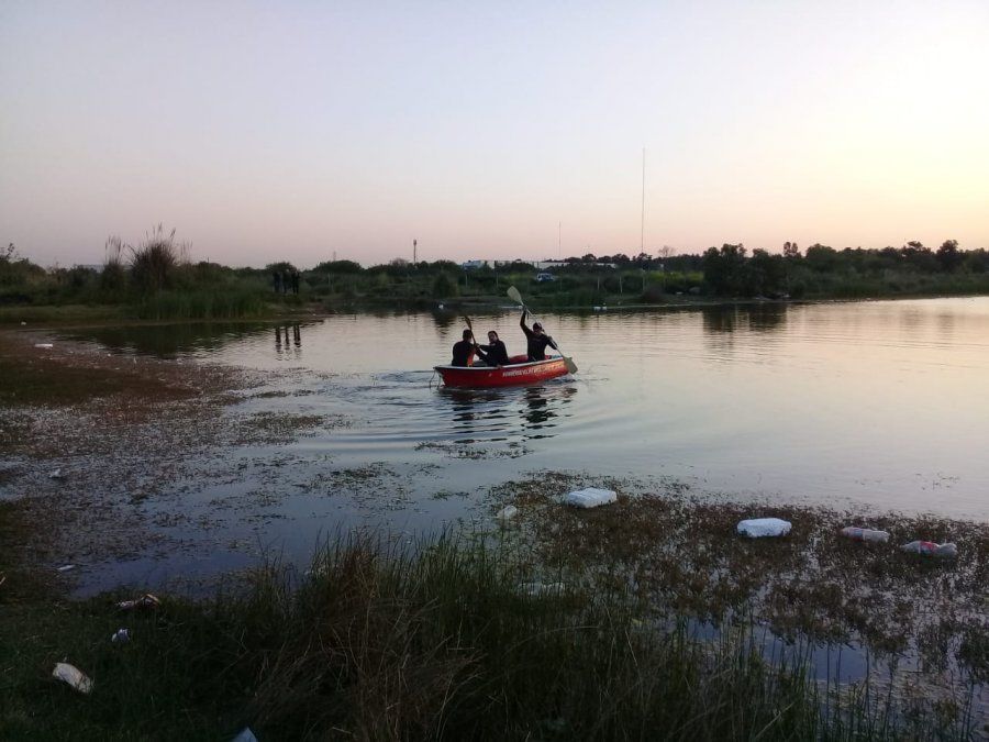 9 de Abril. As&iacute; buscaron los Bomberos Voluntarios al joven ahogado.&nbsp;