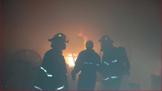 Triple incendio en Lanús y los bomberos trabajaron varias horas.