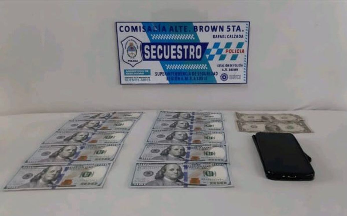 Dólares incautados al hombre detenido por realizar estafas a personas mayores en Rafael Calzada.