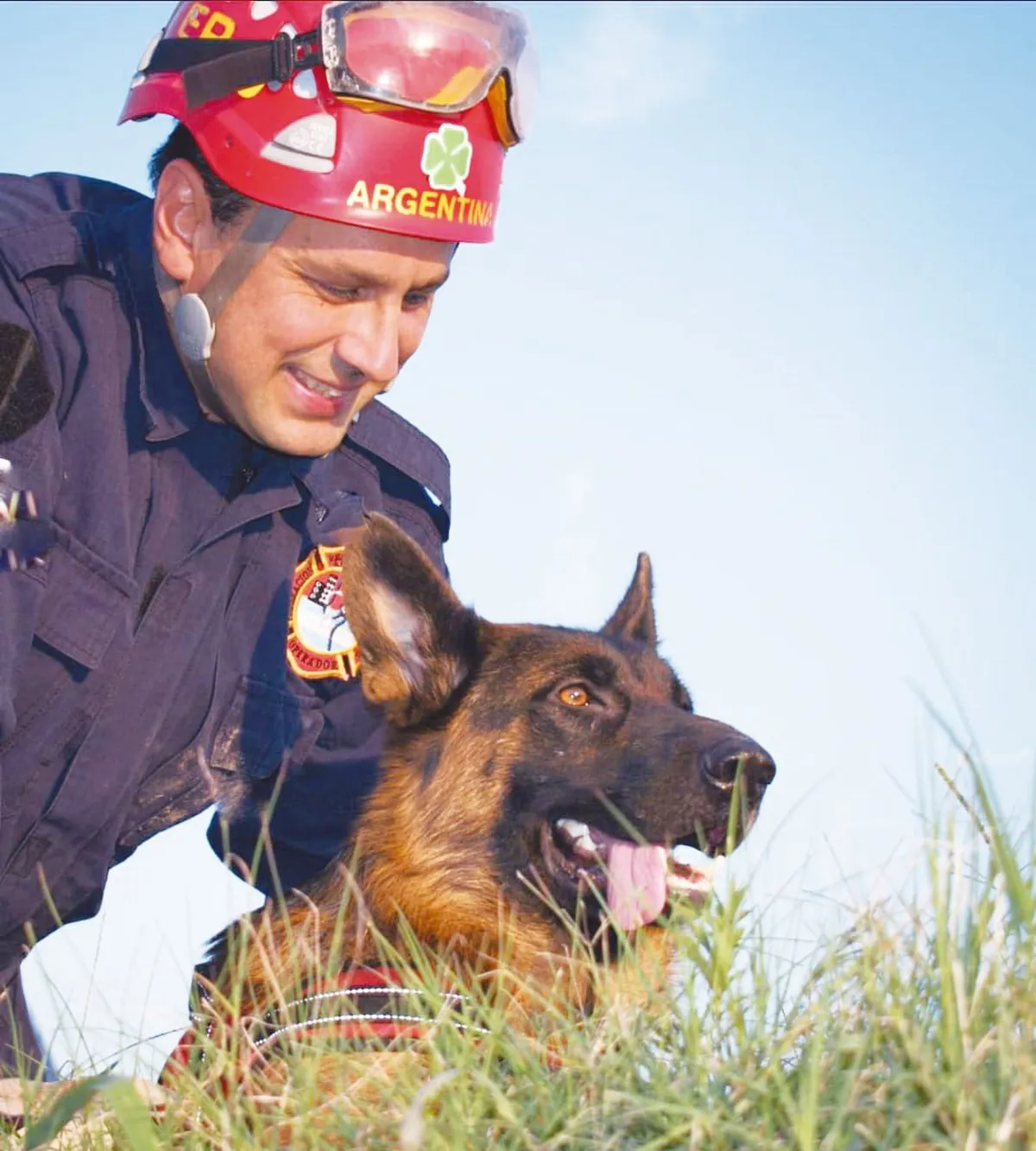 Bruce tiene casi 5 años y busca personas con vida.