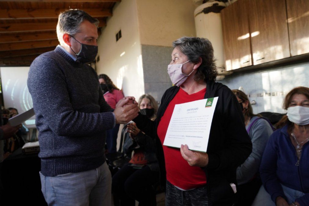 Fernando Gray, intendente de Esteban Echeverría, se reunió con familias del barrio Los Eucaliptos.
